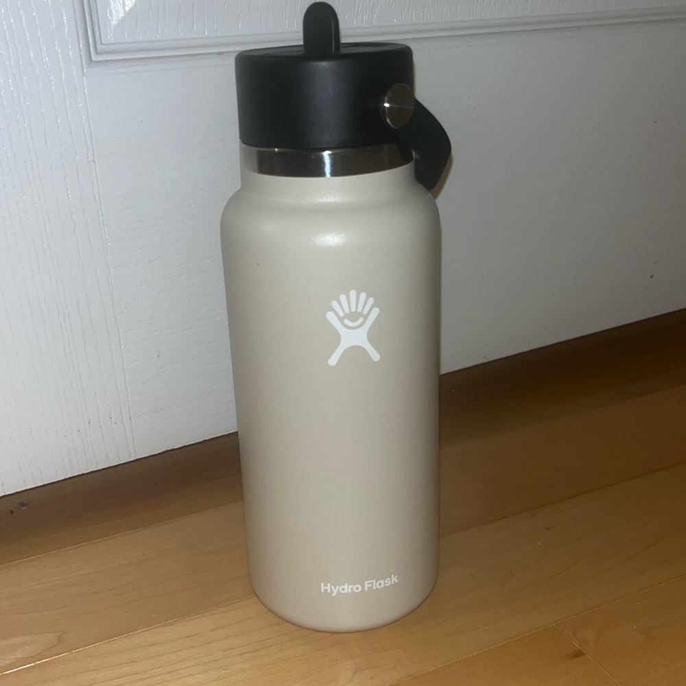 Brand new hydro flask water bottle 32oz colour oatmeal.